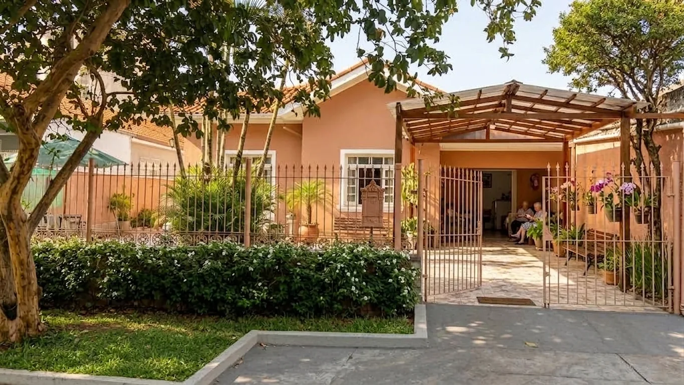 Fachada de uma residência com jardim